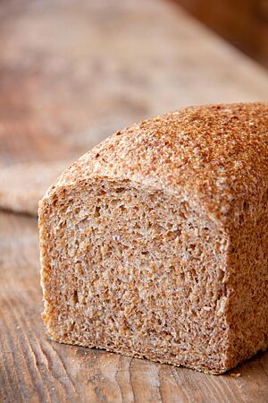 Das in der Kastenform gebackene Weizenkeimlingsbrot zeigt im Anschnitt seine lockere und elastische Krume.