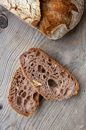 Die Krume des Walnussbrotes ist durch Walnusstrester dunkelbraun gefärbt.
