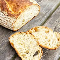 Das Weizensauerteigbrot ohne Walnüsse zeigt im Anschnitt die helle, luftig-lockere Krume.