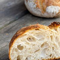 Die Krume des Weizensauerteigbrotes ohne Walnüsse ist luftig, locker und sehr hell.