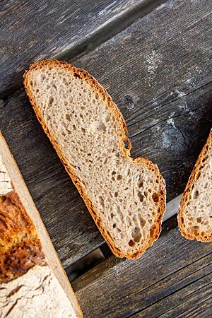 Im Anschnitt zeigt das Sonntags-Mischbrot die lockere, kleinporige Krume.