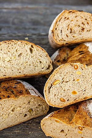 Im Anschnitt der Brote sind die Zwiebeln bzw. Mandeln in der lockeren, elastischen Krume zu sehen.