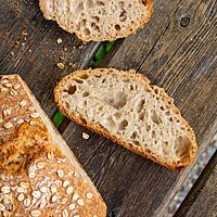 Im Anschnitt zeigt das Haferflockenbrot seine lockere, grobporige Krume.