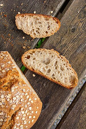 Im Anschnitt zeigt das Haferflockenbrot seine lockere, grobporige Krume.
