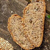 Im Anschnitt zeigt die Saatenkruste Kürbiskerne, Leinsaat und Sesam in der lockeren und saftigen Krume.