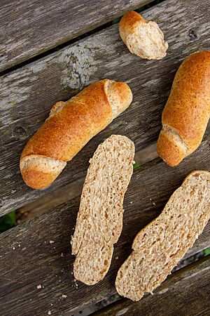 Ein aufgeschnittenes Rohlík graham zeigt die weiche Krume.