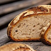 Im Anschnitt zeigt das Kartoffelbrot seine saftige, lockere Krume.