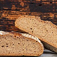 Im Anschnitt zeigt sich das Roggenvollkornbrot mit kleinporiger, saftiger Krume.