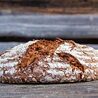 Das Vollkornbrot hat eine eher flache Laibhöhe.
