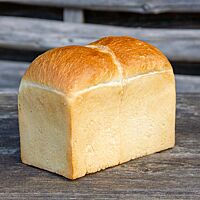 Das im Kasten ohne Deckel gebackene Shokupan hat eine sehr helle seitliche Kruste und eine gewölbte Oberseite, die etwas dunkler gefärbt ist.