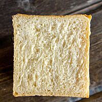 Im Anschnitt zeigt das im Kasten mit Deckel gebackene Shokupan die feinporige, wattige und saftige Krume.