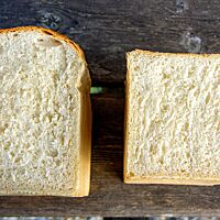 Im Anschnitt zeigt das Shokupan seine sehr helle und fluffige Krume.