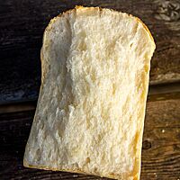 An der Kontaktstelle auseinandergebrochen wird die langfaserige, wattige Krumenstruktur des Shokupan sichtbar.