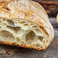 Angeschnitten wird die wilde Porung in der elastischen Krume des Ciabattas gut sichtbar.