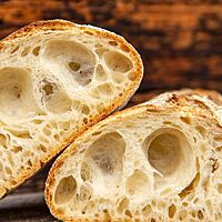 Das angeschnittene Ciabatta zeigt die groben Poren in der lockeren Krume.
