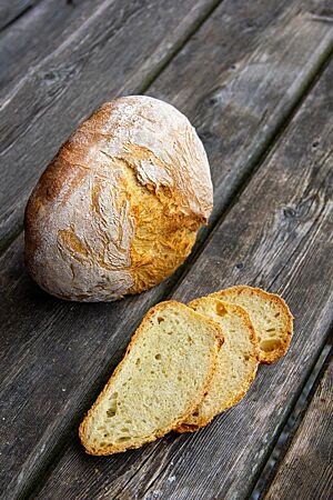 Die hellgelbe Krume des Pane di grano duro ist locker und elastisch.
