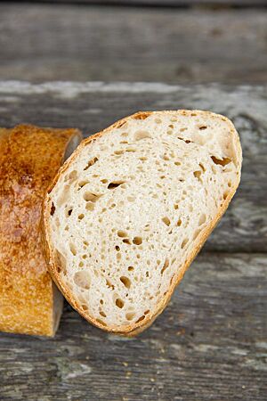 Im Anschnitt zeigt das Ungarische Hausbrot die lockere, luftige Krume.