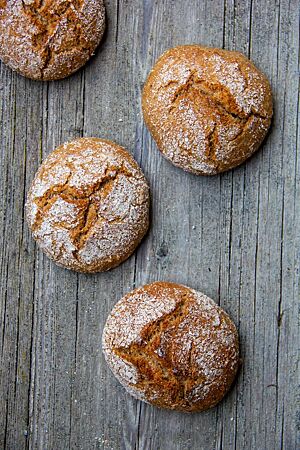 Die rustikal aufgebrochenen Almbrötchen, kräftig ausgebacken und mit leicht bemehlter Kruste.