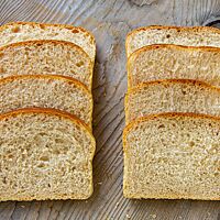 Mehrere Scheiben Toastbrot mit Emmer zeigen die lockere, elastische Krume.