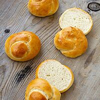 Im Anschnitt zeigt der Originalknoten (hinten) seine kleinporige, elastische Krumenstruktur. Der angepasste Knoten (vorn) zeigt seine noch feinere und gleichmäßigere Porung.