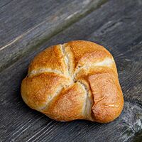 Das goldgelb ausgebackene Brötchen nach Handsemmel-Art hat den typischen, sternförmigen Ausbund einer Kaisersemmel, der jedoch etwas flacher ausgeprägt ist.