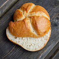 Ein aufgeschnittenes Brötchen nach Handsemmel-Art zeigt die lockere, kleinporige Krume.