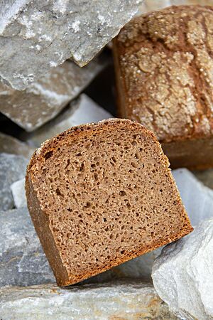 Ein Pflasterstein im Anschnitt zeigt die lockere, saftige Krume.