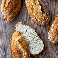 Durchgeschnitten offenbart ein Raurisrusti seine lockere, kleinporige Krume.