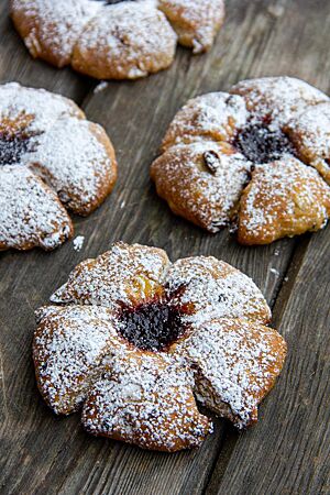 Die flachen, runden Reformationsbrötchen mit Puderzucker auf der Oberfläche sind in Form einer Lutherrose gestaltet – in der Mitte gibt es eine Vertiefung, die mit roter Marmelade gefüllt ist; das Brötchen selbst ist durch Einschnitte im Abstand von etwa 70° in fünf Segmente geteilt, die an Blütenblätter erinnern.