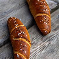 Die gefüllten Almstangerl haben ein etwas größeres Volumen als die ungefüllten.