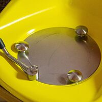 Am Boden der Knetmaschine wird die Rührschüssel mit einem einfachen Hebel-Mechanismus befestigt.