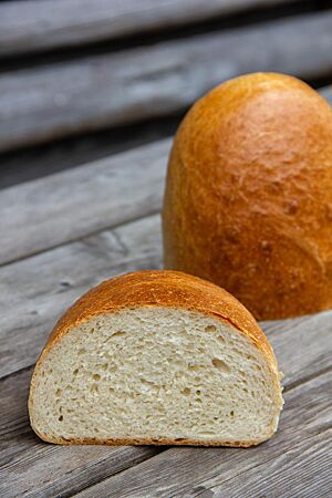 Angeschnitten zeigt sich das Weißbrot mit fluffiger und elastischer Krume.