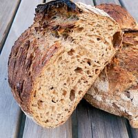 Im Anschnitt zeigt das Aarauer Treberbrot seine mittelporige und elastische Krume umgeben von der knusprigen Kruste.