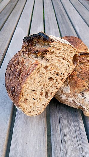 Im Anschnitt zeigt das Aarauer Treberbrot seine mittelporige und elastische Krume umgeben von der knusprigen Kruste.