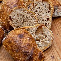 Aufgeschnitten zeigen die Kleiewecken ihre lockere, elastische Krume und die dünne Kruste.