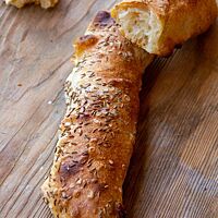 Die goldbraun ausgebackene Hüttenseele hat eine glatte Oberfläche und ist mit Kümmel und Salz bestreut.