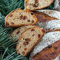 Mehrere Scheiben Weihnachtsbrot zeigen die Sultaninen in der lockeren, elastischen Krume.