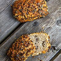 Die Kürbiskernbrötchen im Anschnitt zeigen die saftige, lockere und elastische Krume.