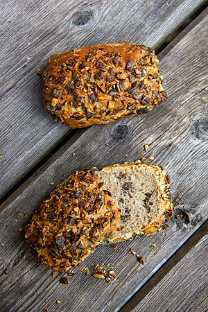 Die Kürbiskernbrötchen im Anschnitt zeigen die saftige, lockere und elastische Krume.