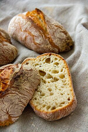 Die Berliner Schlagbrötchen im Anschnitt zeigen die ungleichmäßige Porung in der saftigen Krume.