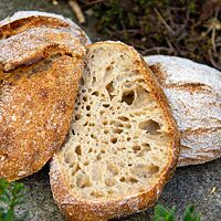 Die krosse, braune Kruste der Dinkelhinkel umschließt eine weiche, mittelporige Krume.