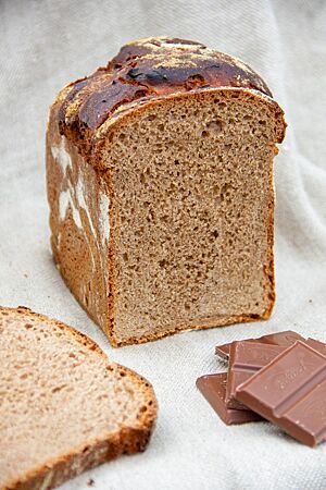 Das Schokoladenbrot im Anschnitt zeigt sich kleinporig mit elastischer Krume.