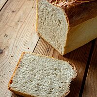 Das Toastbrot ist feinporig und hat eine wattige, luftige Krume.