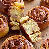 Die weiche Krume der Schnecken und die saftige Hackfleischfüllung kontrastieren mit der knusprigen, golbraun ausgebackenen Kruste.