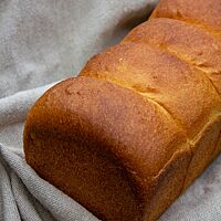Die sechsteilige Riesenbuchtel wurde in einer Kastenform goldbraun ausgebacken.