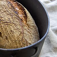 Das Weißbrot wurde im gusseisernen Topf goldbraun ausgebacken.