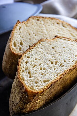 Das im gusseisernen Topf gebackene Weißbrot hat eine gleichmäßige Porung, lockere Krume und krosse Kruste.