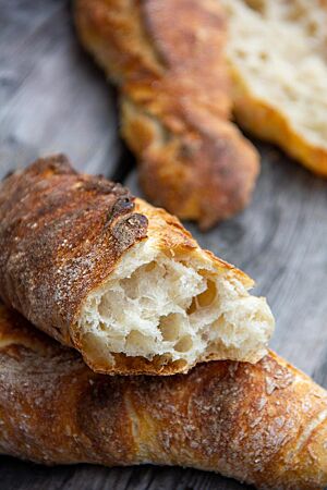 Ein kräftig ausgebackenes Baguette mit grober Porung und luftiger, lockerer Krume.