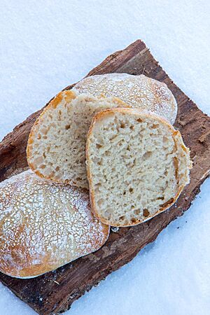 Im Anschnitt zeigen die Schneebrötchen ihre mittelporige, lockere Krume.