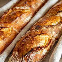 Die Baguettes haben eine sehr feinsplittrige Kruste.
